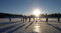 Snøen lar vente på seg, men det er flotte forhold for skøyter på Åstjønna. Søndag 12 januar blir det aktivitetsdag på isen