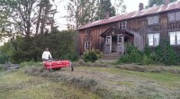 Gården Beitlandet i Forradal har en av landets flotteste blomsterenger. De siste dagene er de slått og graset tørket til høy.